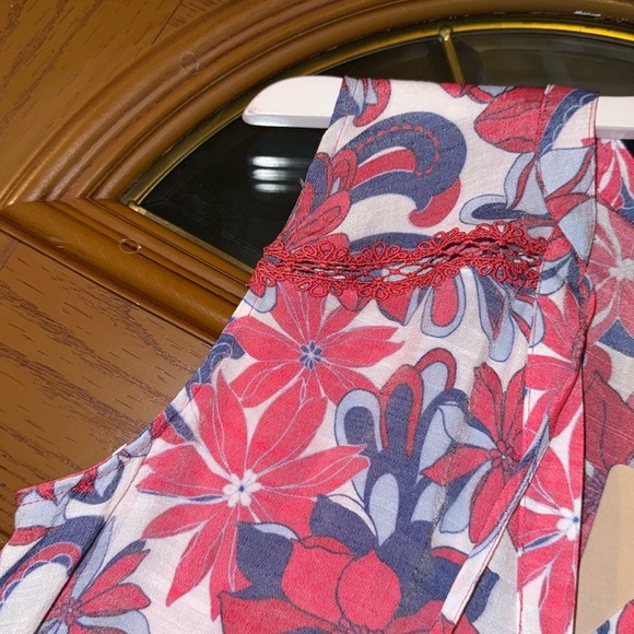 NWT! Como Vintage Floral Print Crochet Detail Notched V-Neckline Sleeveless Top - Picture 8 of 15